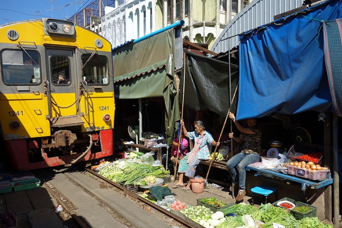 Mercato del treno di Mae Klong